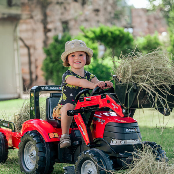 Enfant jouant avec Tractopelle Case IH 996AM en plein air