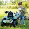 Fille avec Tractopelle Farm Lander avec remorque