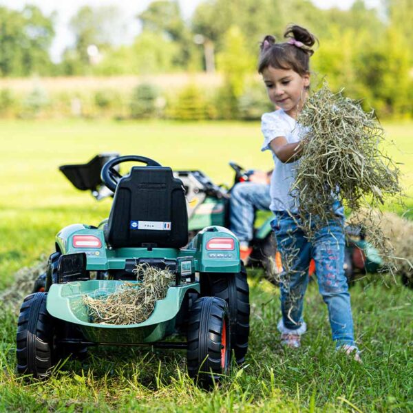 Fille avec Tractopelle Farm Lander avec remorque