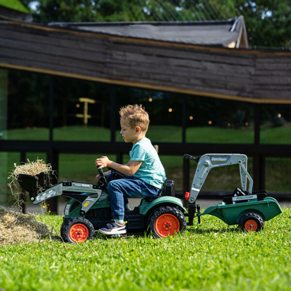 Enfant sur Tractopelle Farm Lander avec excavatrice arrière et remorque