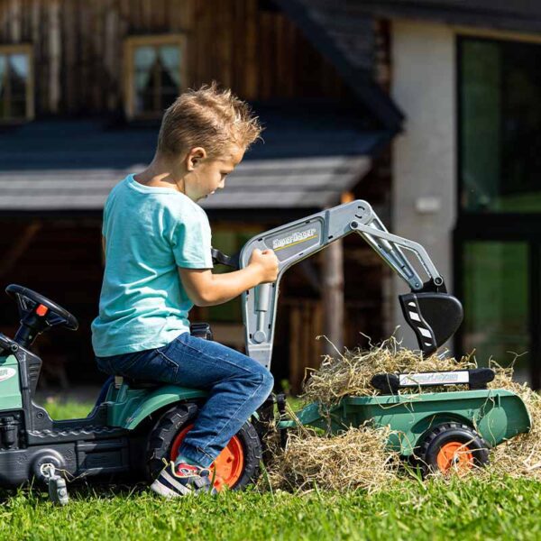 Enfant sur Tractopelle Farm Lander avec excavatrice arrière et remorque