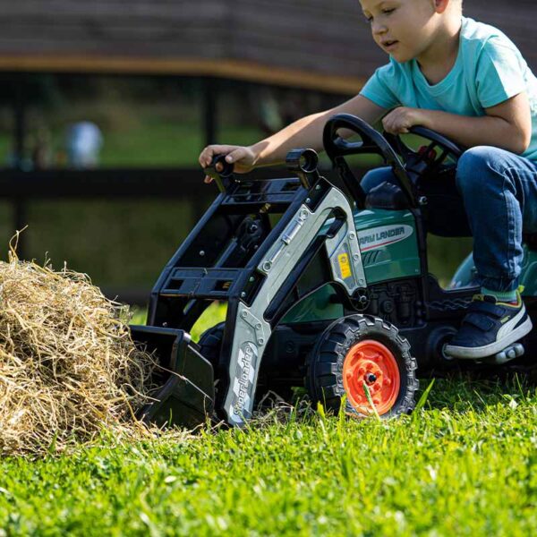 Enfant sur Tractopelle Farm Lander avec excavatrice arrière et remorque