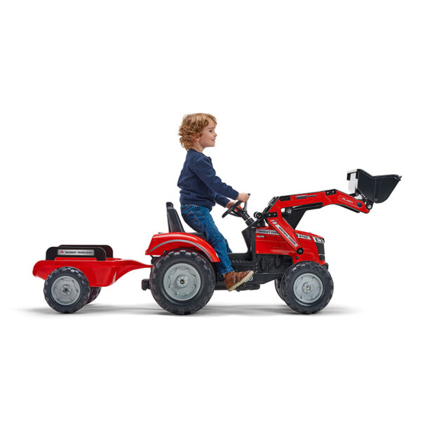 Enfant sur Tractopelle à pédales Massey Ferguson S8740 rouge avec remorque