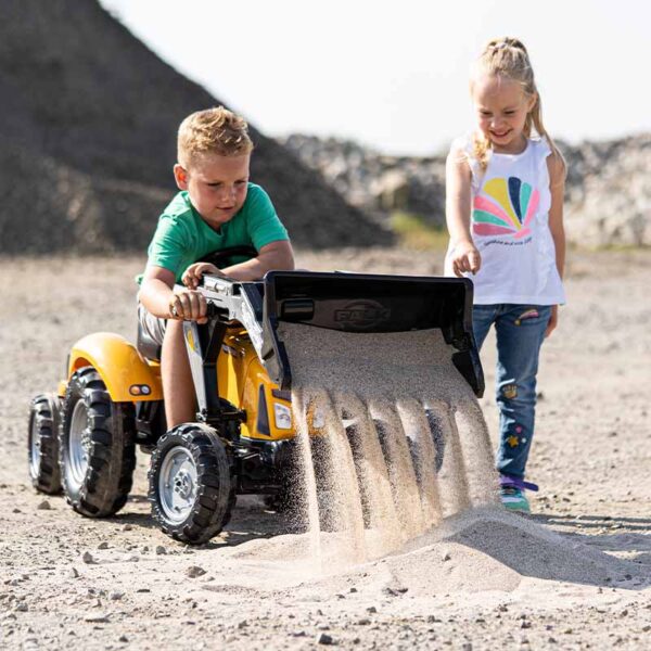 Enfant avec Tractopelle à pédales SuperBuilder avec  remorque