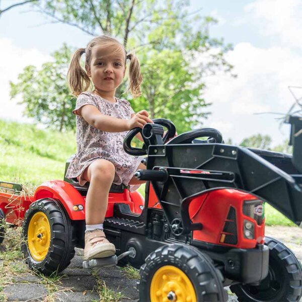 Fille sur Tractopelle à pédales Supercharger rouge avec remorque