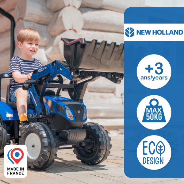 Enfant sur tractopelle New Holland
