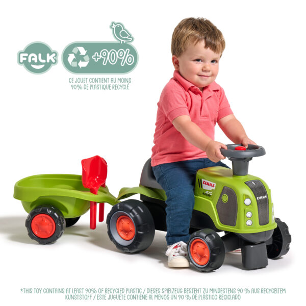 Enfant sur porteur tracteur Claas