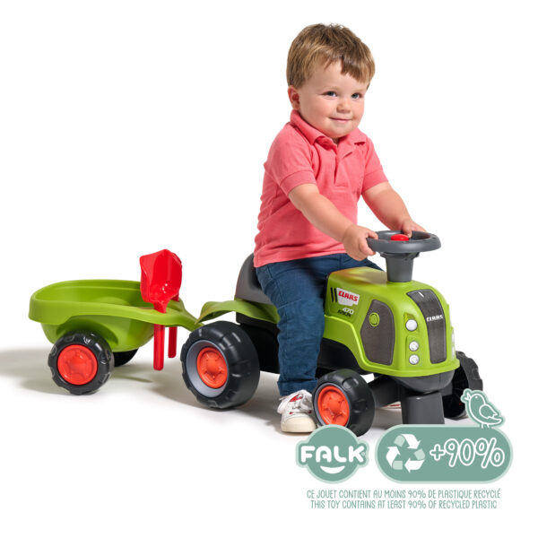 Enfant sur porteur tracteur Claas