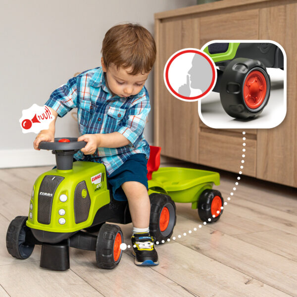 Enfant sur porteur tracteur Claas