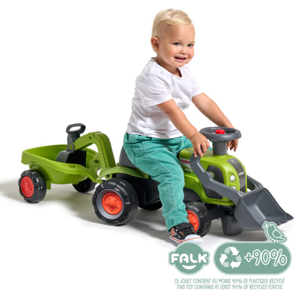 Enfant sur Porteur tracteur Claas