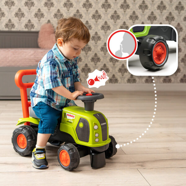 Garçon sur porteur tracteur Claas