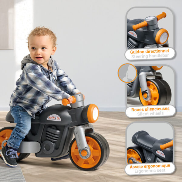 Enfant sur draisienne moto