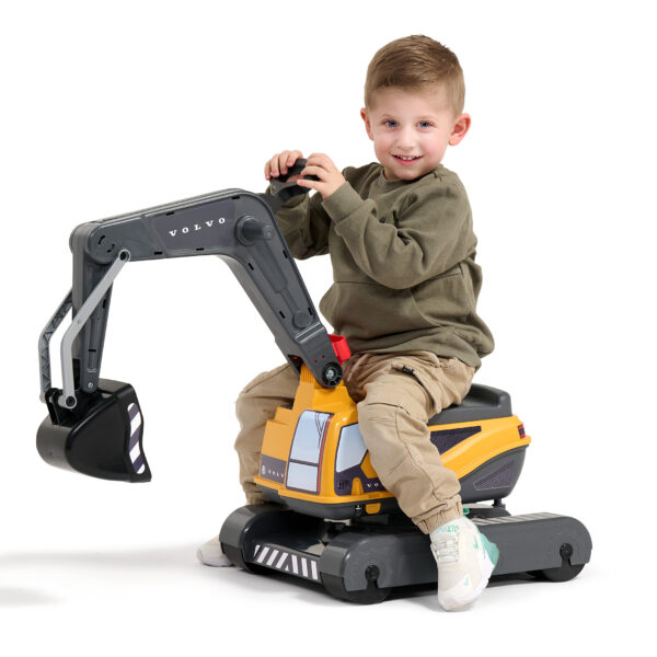 Enfant sur pelleteuse Volvo