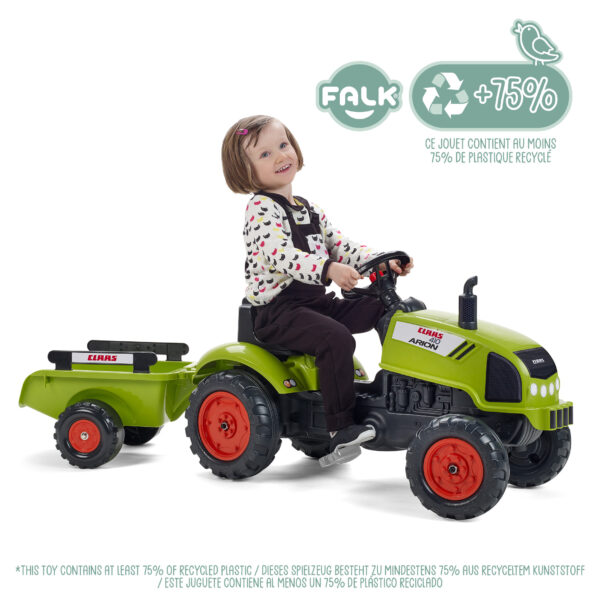 Fille sur tracteur à pédales Claas