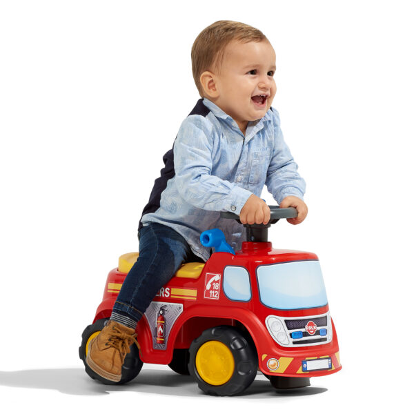 Enfant sur Porteur camion pompier