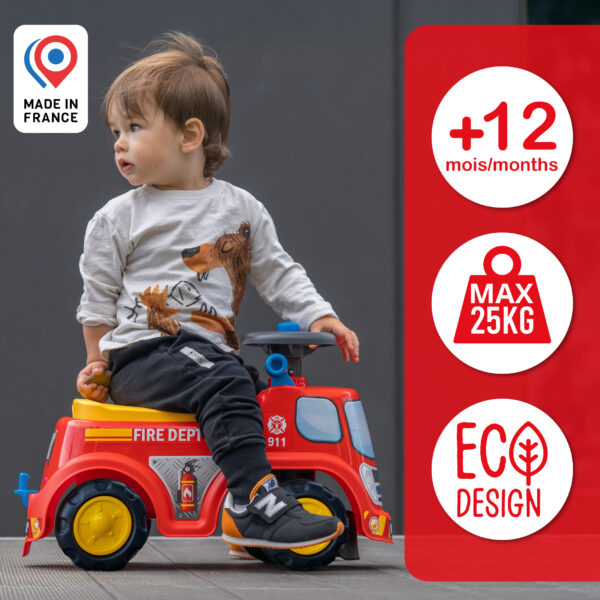 Enfant sur Porteur camion pompier