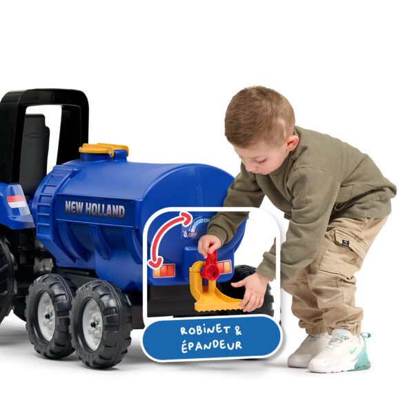 Enfant avec Remorque Citerne New Holland