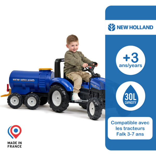Enfant avec Remorque Citerne New Holland
