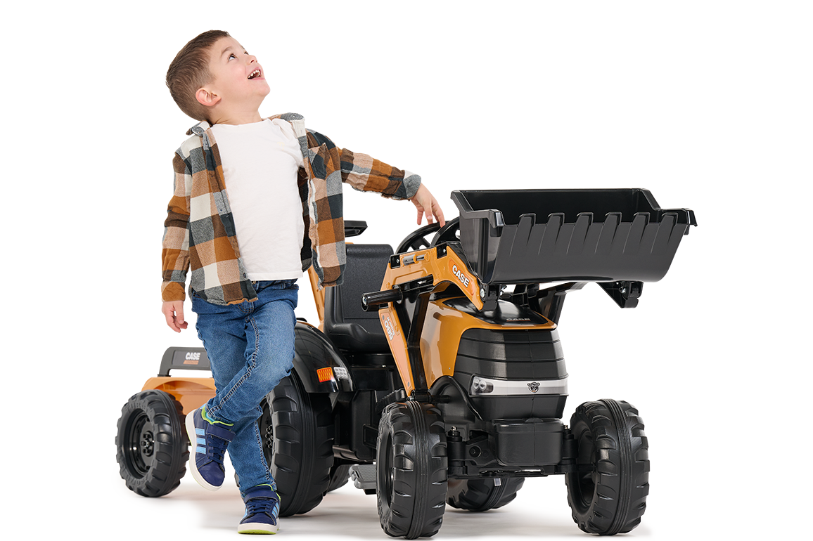 Enfant regardant vers le haut à côté de son tracteur