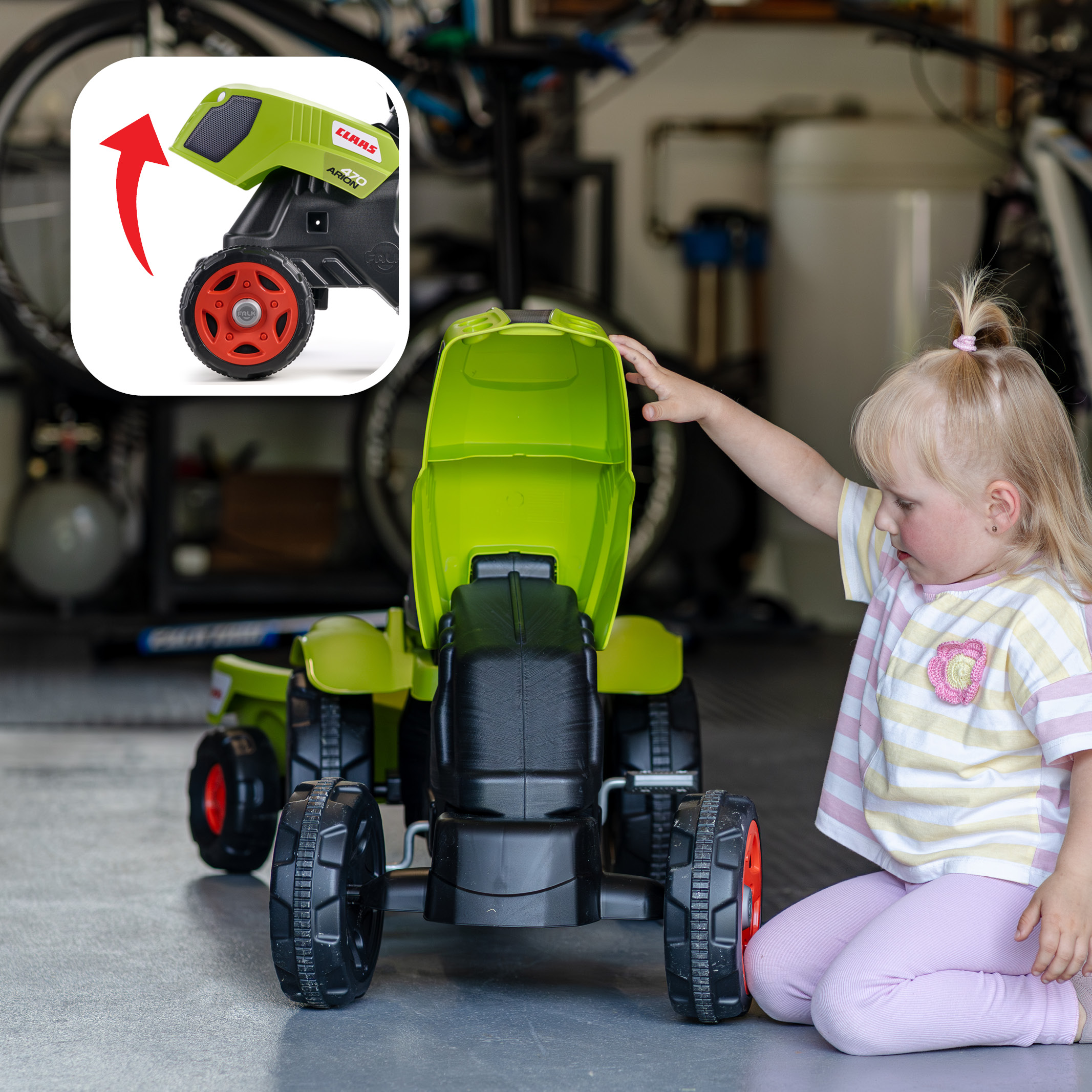 Enfant avec tracteur Claas