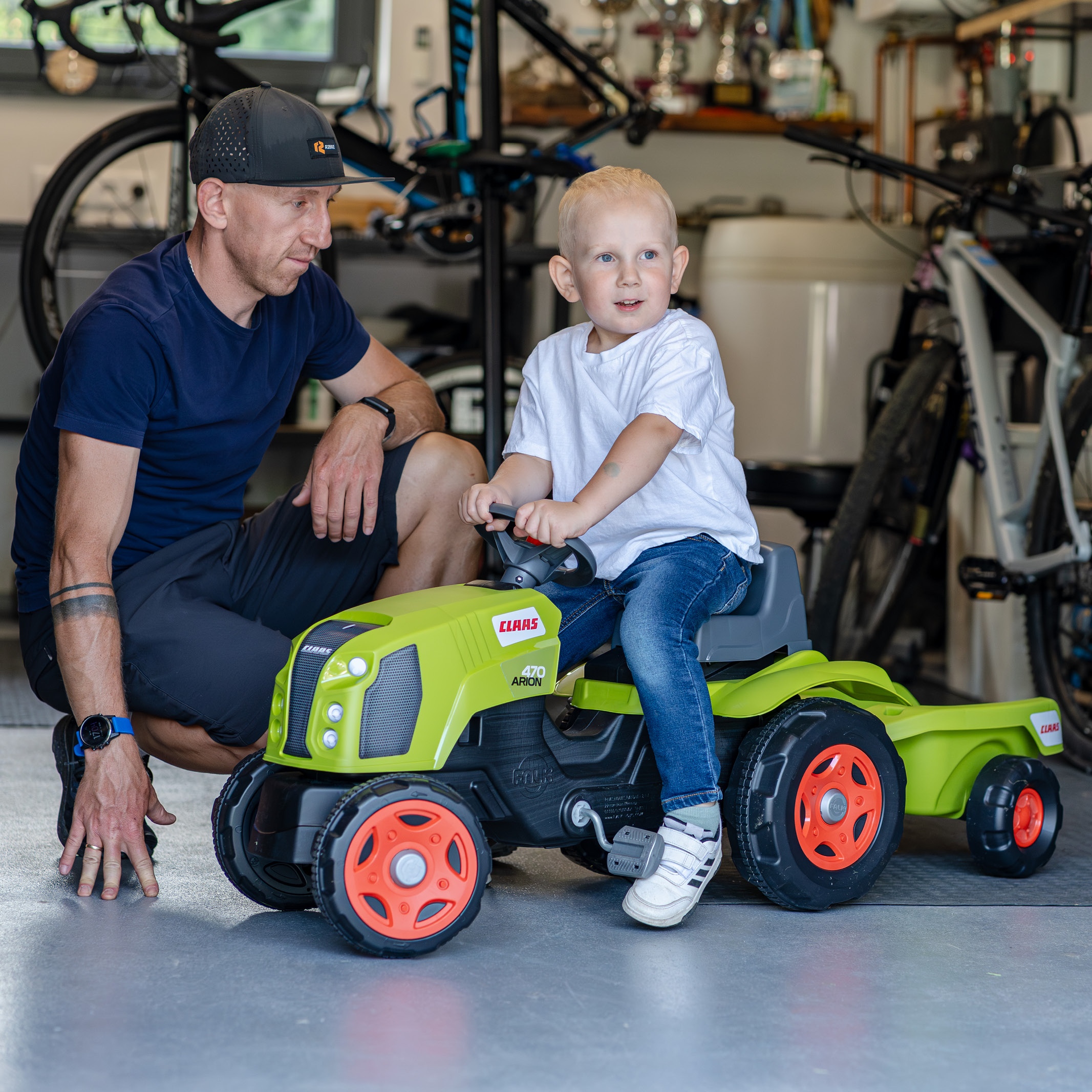 Enfant sur tracteur Claas