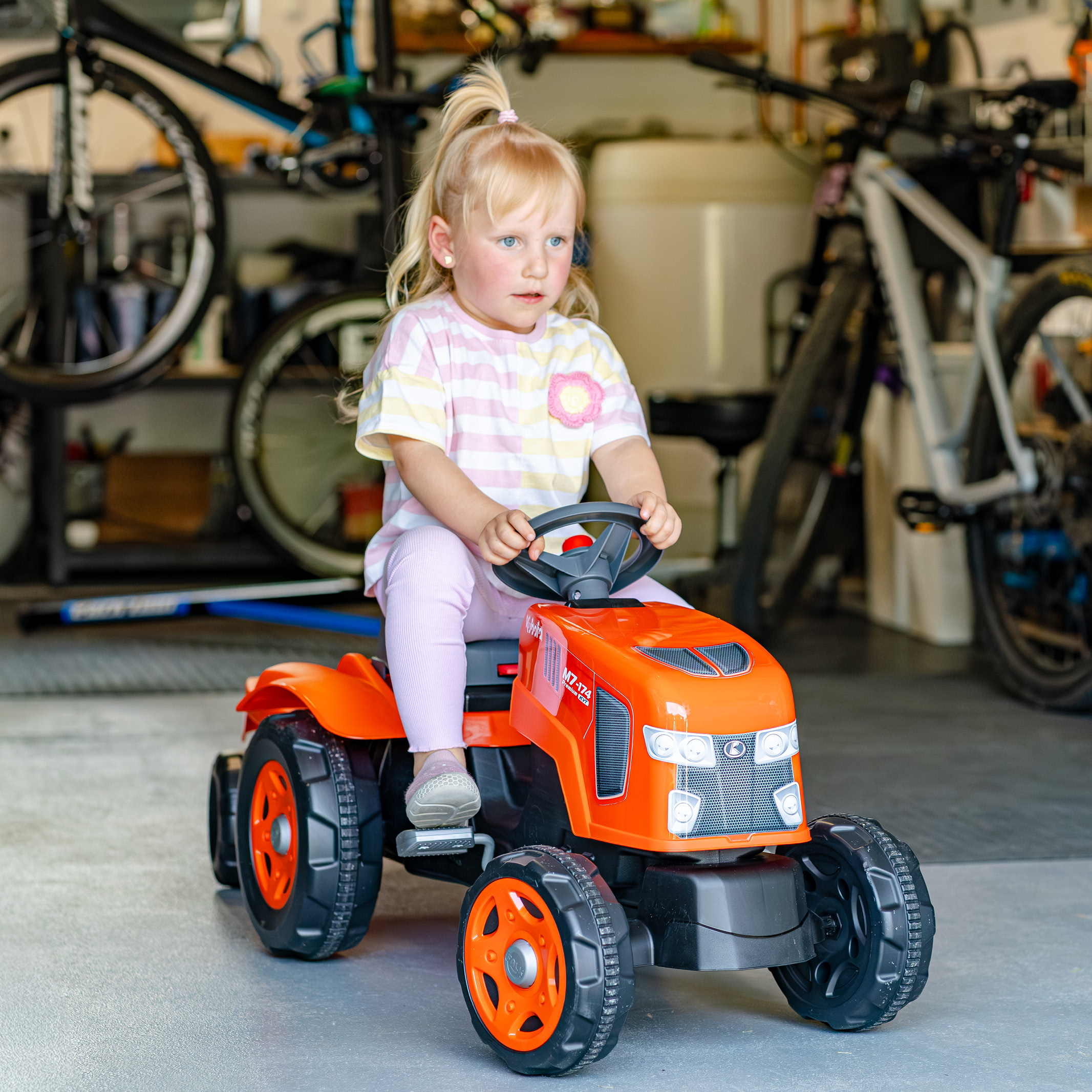 Enfant sur Tracteur Kubota
