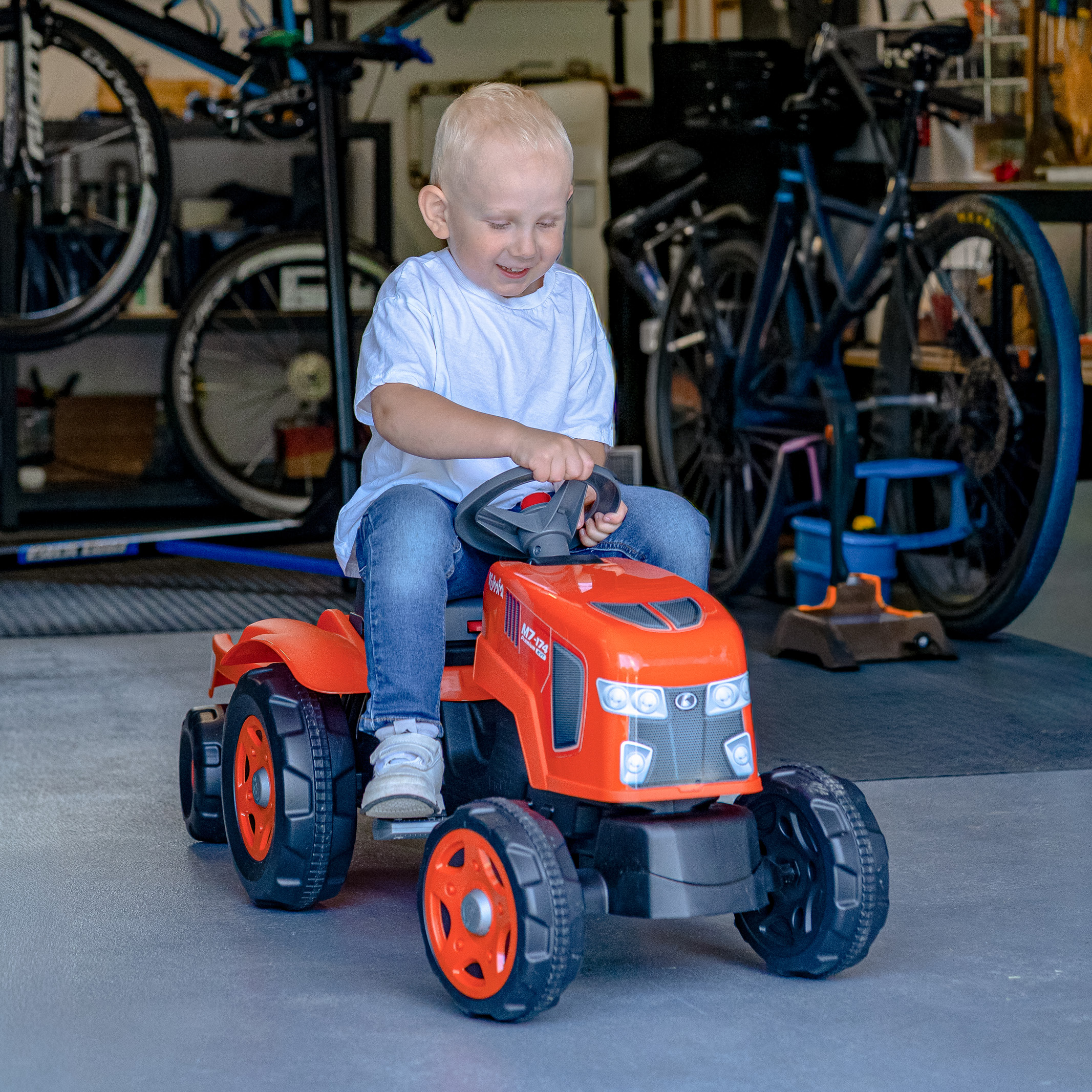 Enfant sur Tracteur Kubota