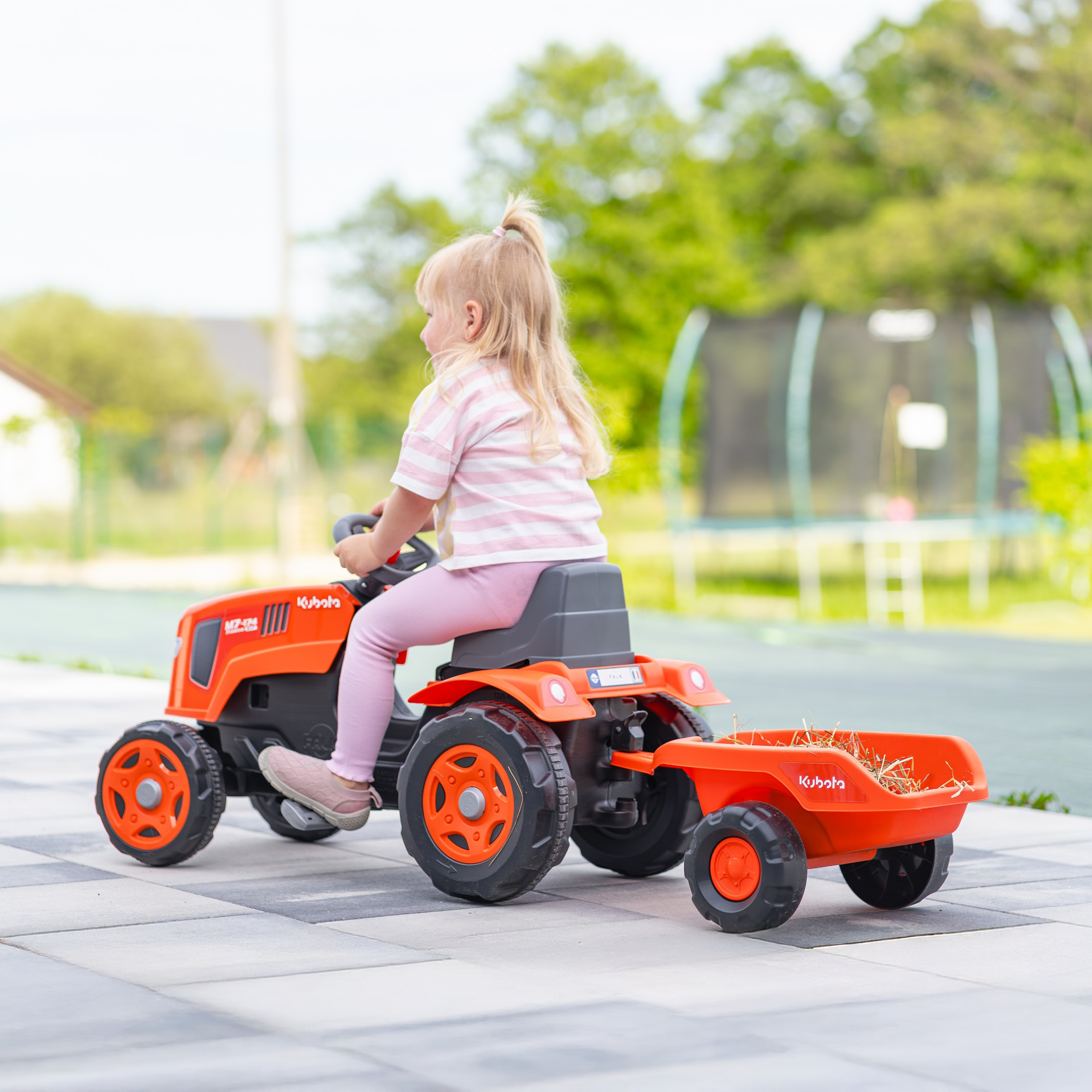 Enfant sur Tracteur Kubota